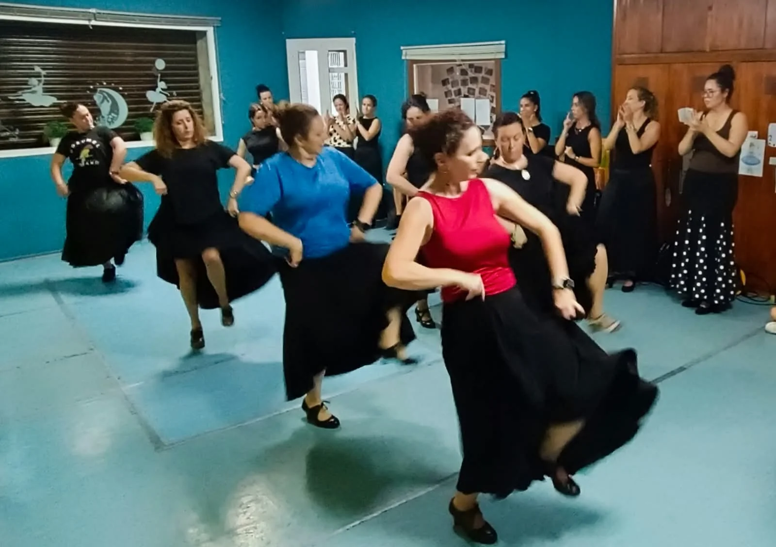 Un grupo de adultos practica flamenco en el aula