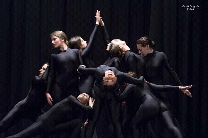 Alumnado interpretando una coreografía de danza contemporánea