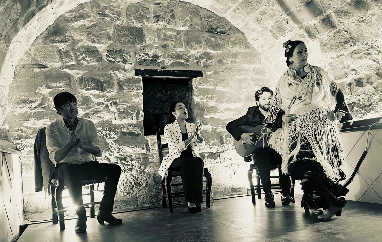 Flamenco rhythm, in black and white